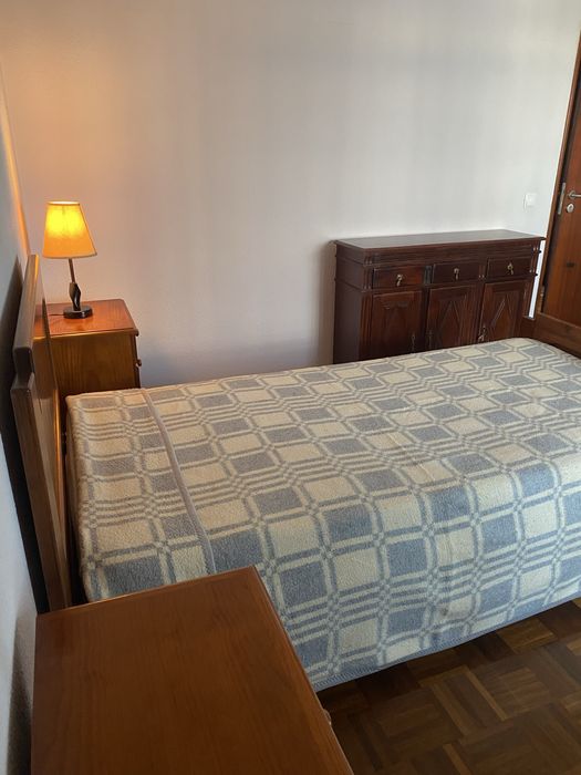 Quarto individual disponivel em Portimão.