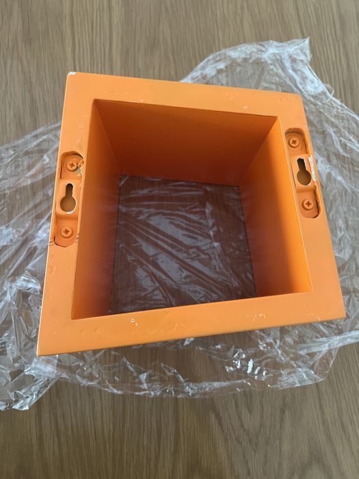 Prateleira/cubo  lacado em laranja e em madeira maciça