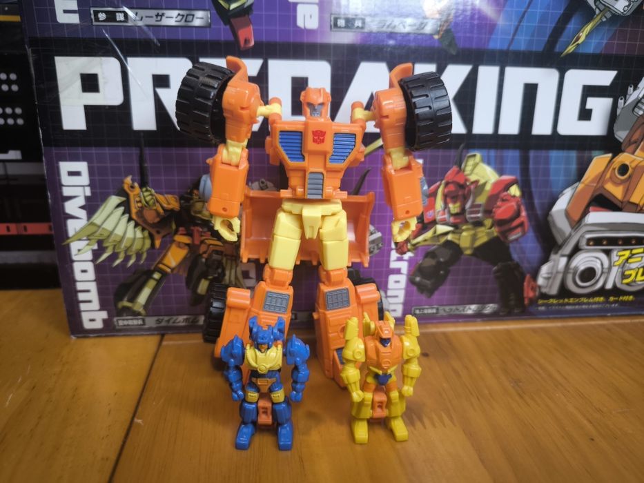 Hasbro Transformers Generations Thrilling 30 Deluxe Autobot Scoop