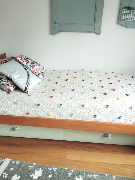 Cama de solteiro de madeira com gavetão e dois colchões quarto criança