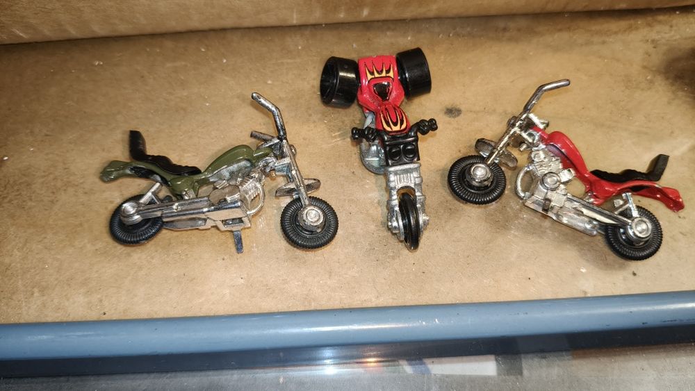 Zestaw 13 małych modeli motocykli