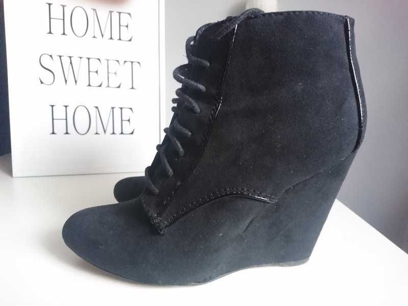 Buty botki wiązane sznurowane na koturnie czarne Bershka