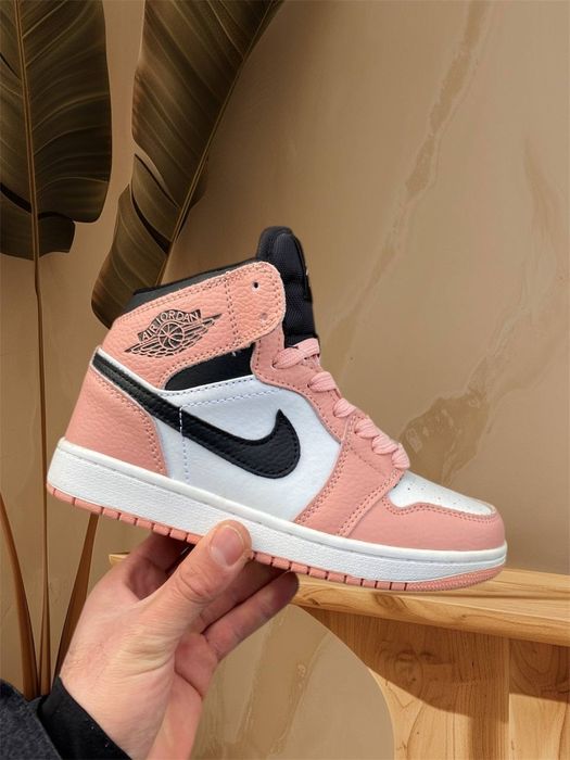 Стильные кроссовки для города и спорта