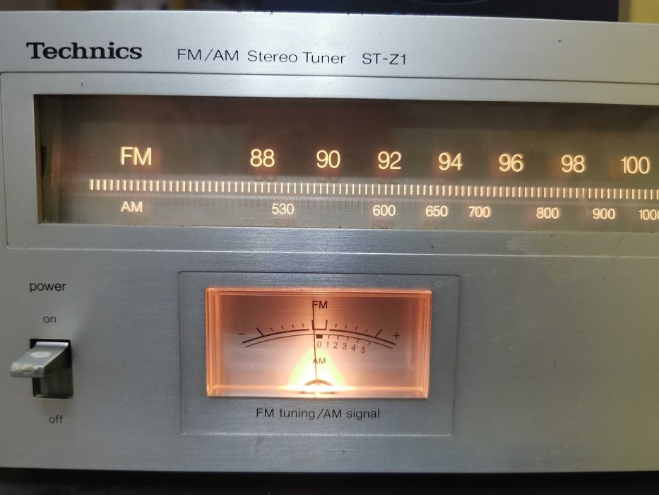 Zabytkowy tuner radiowy Technics ST-Z1, srebrny.