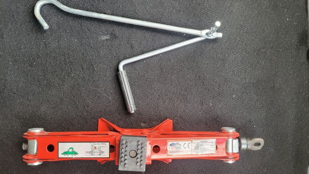 Macaco de carro e  chave de roda