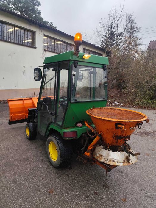 Traktorek komunalny do odśnieżania