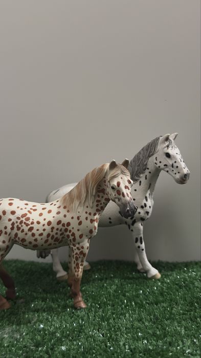 zestaw konikow schleich