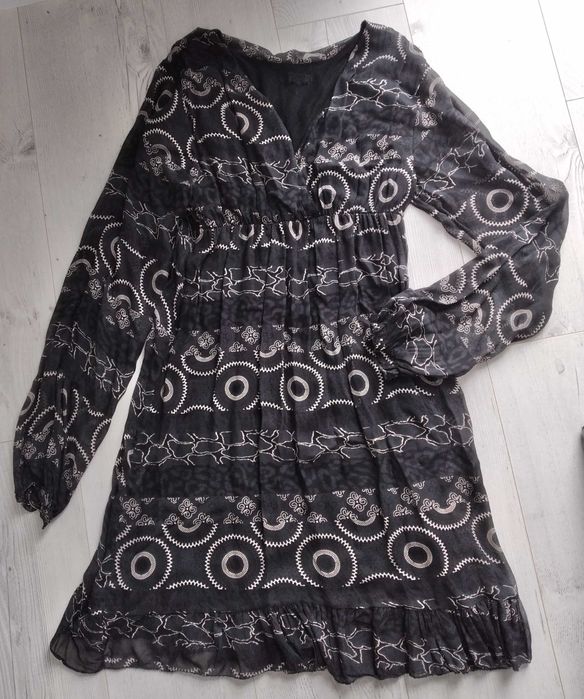 Sukienka czarna we wzory