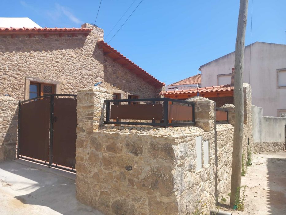 Moradia Térrea T2 Totalmente Reconstruída com Charme Rústico