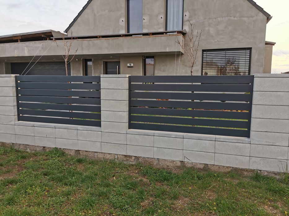 Ogrodzenie palisada nowoczesne z furtka i bramą wjazdową