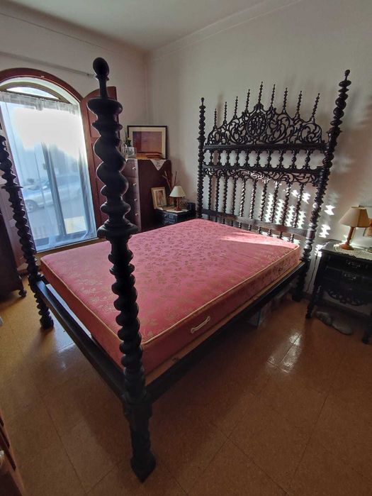 Cama de bilros c/ 2 mesas de cabeceira, muito estimadas.