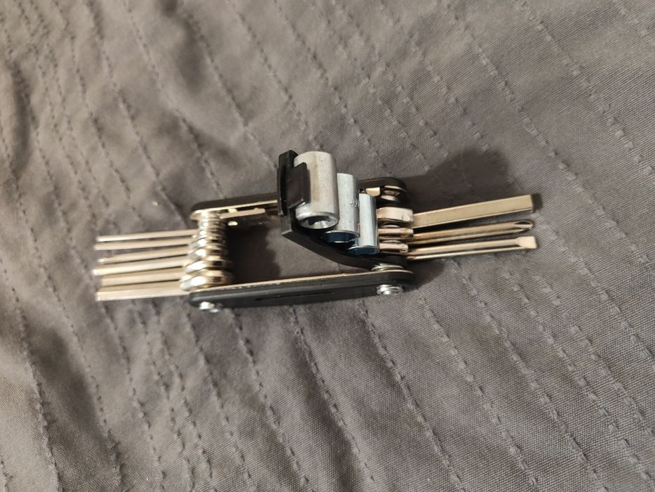 Multitool rowerowy śrubokręt imbusy klucze nasadowe do szprych