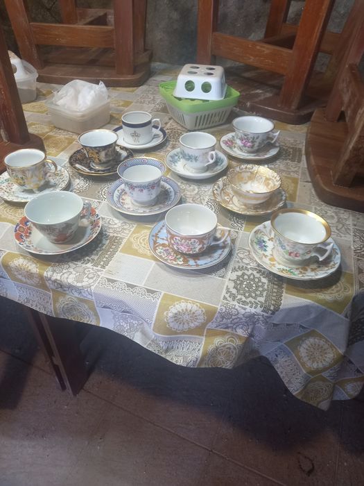 6 pares de chávenas comemorativas dos 150 anos da Vista Alegre,  ediçã