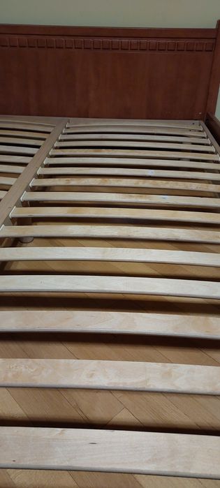 Продам двоспальне  ліжко у хорошому стані