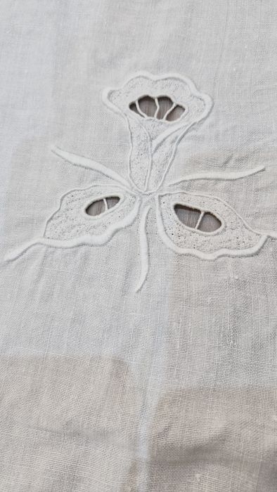 Toalha de linho bordada