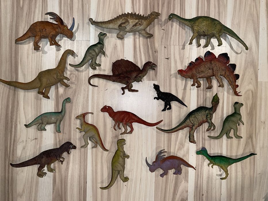 Zestaw 17 zabawek dinozaury