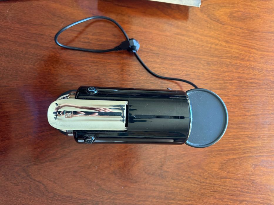 Máquina de café Nespresso preta