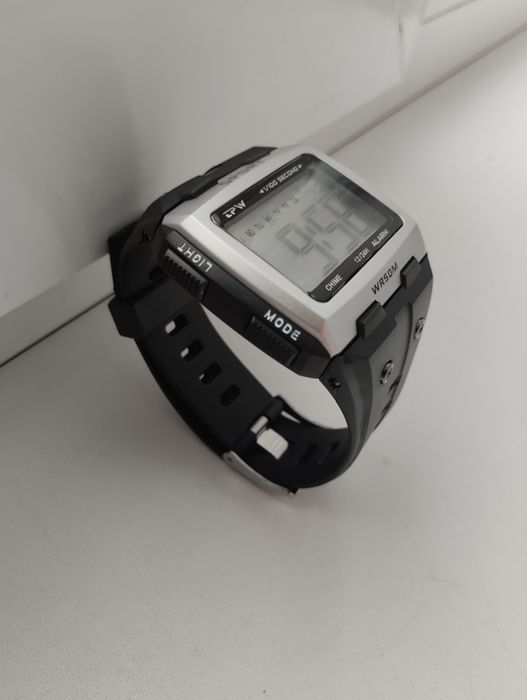 Чоловічий цифровий електронний годинник