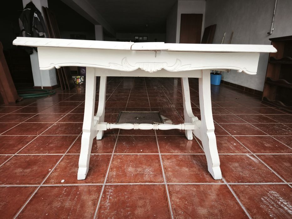 Mesa antiga em madeira