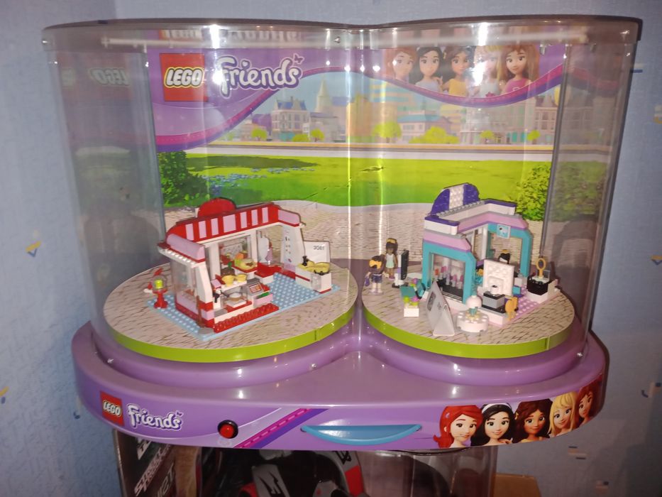 Zestaw LEGO friends w gablocie wystawa