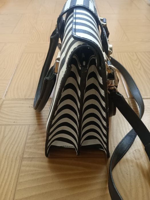 Mala as riscas Guess