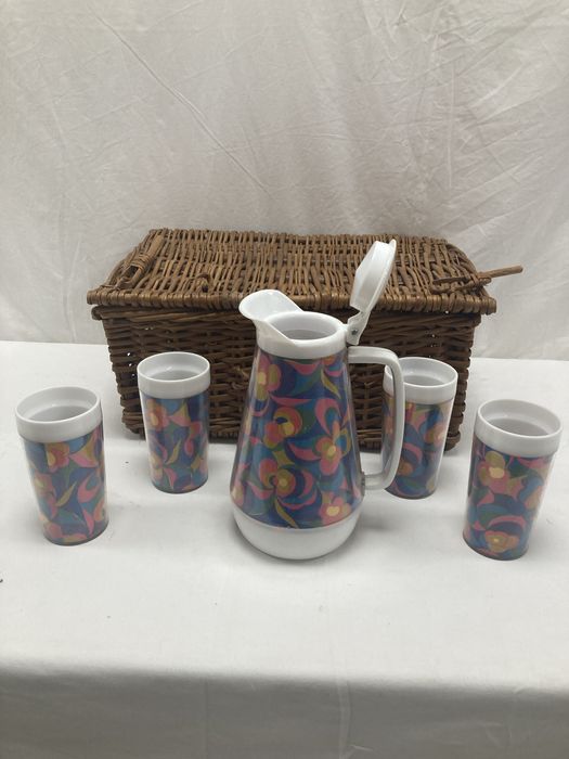 Cesto PicNic e conjunto de jarro e 4 copos