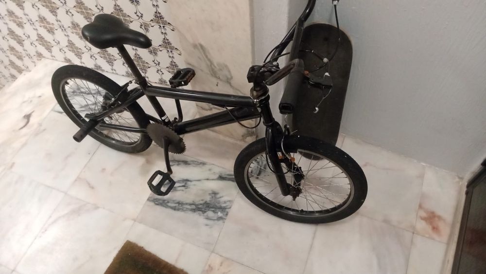 Bicicleta cross com pedaleiras