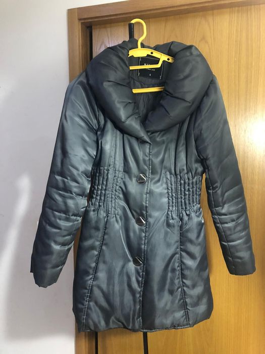 Casaco cinzento e outro  preto