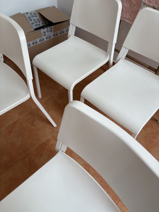 Cadeiras brancas