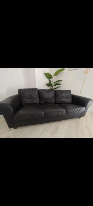 Sofa eM pele  de třes lugares