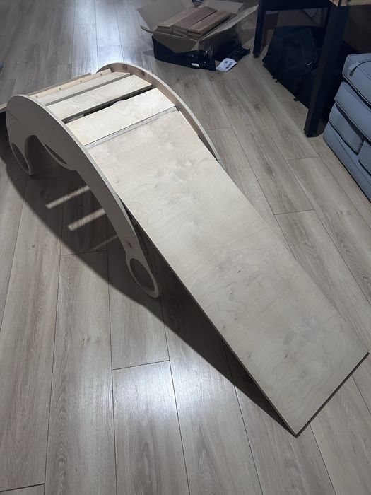 Drewniany bujak ze zjeżdżalnią