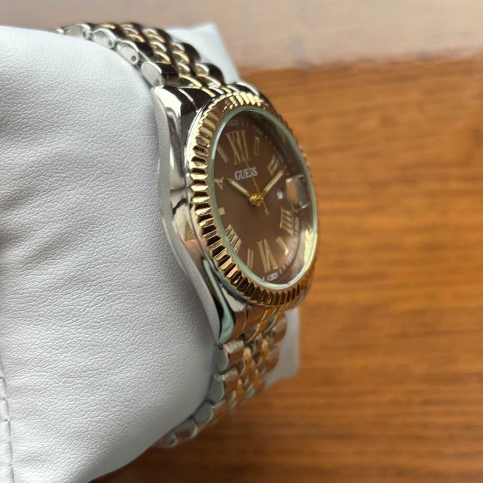 Жіночий годинник на браслеті Guess з циферблатом кольору шоколад