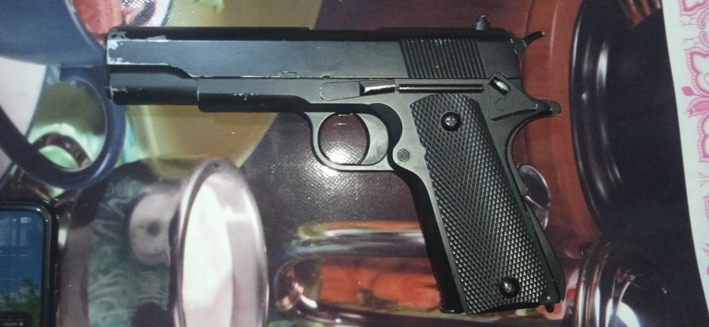 Іграшковий пістолет