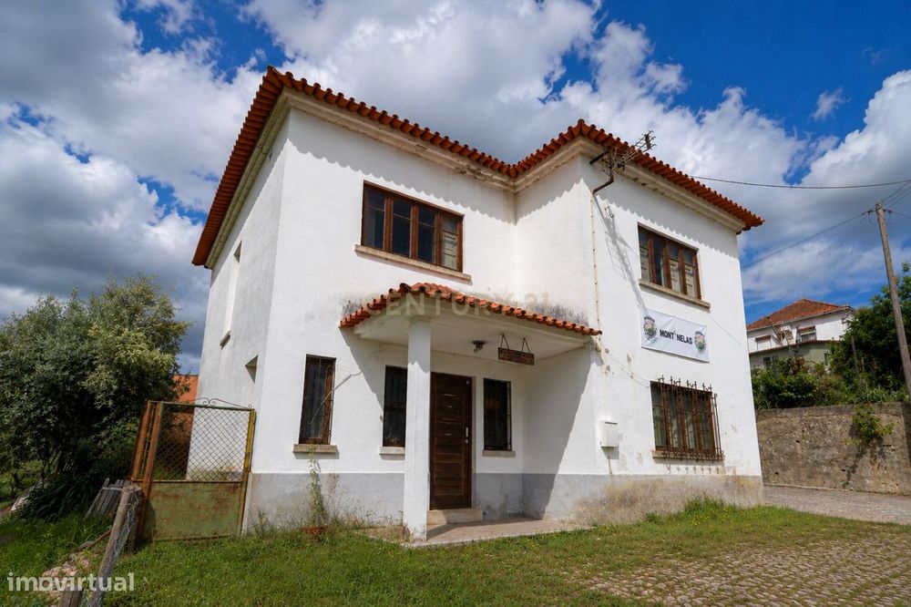 Casa de Dois pisos com logradouro