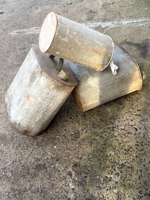 металеві каністри для пального