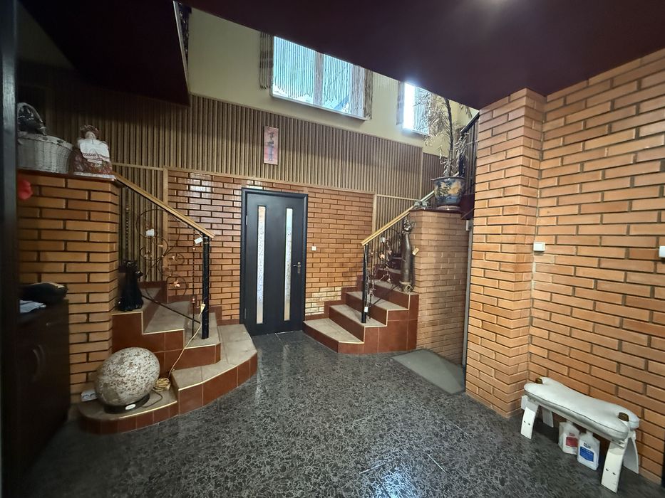 Укомплектований будинок з бомбосховищем