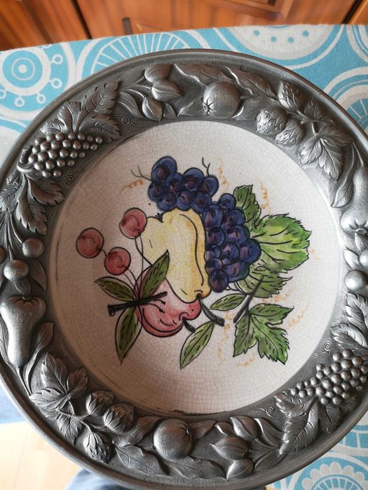fruteira em porcelana e estanho
