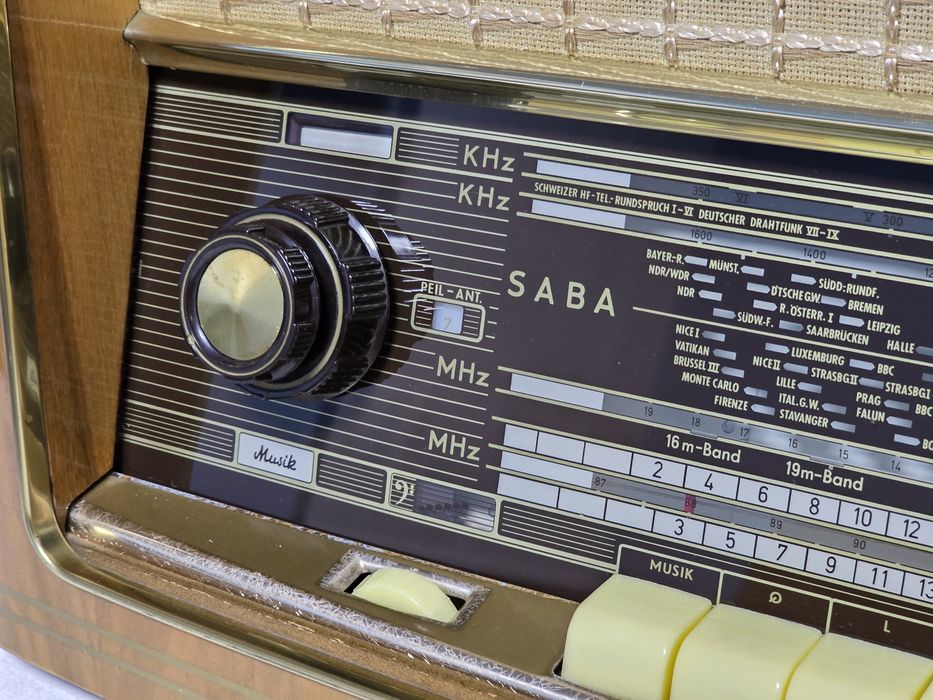 Rádio antigo reparado SABA