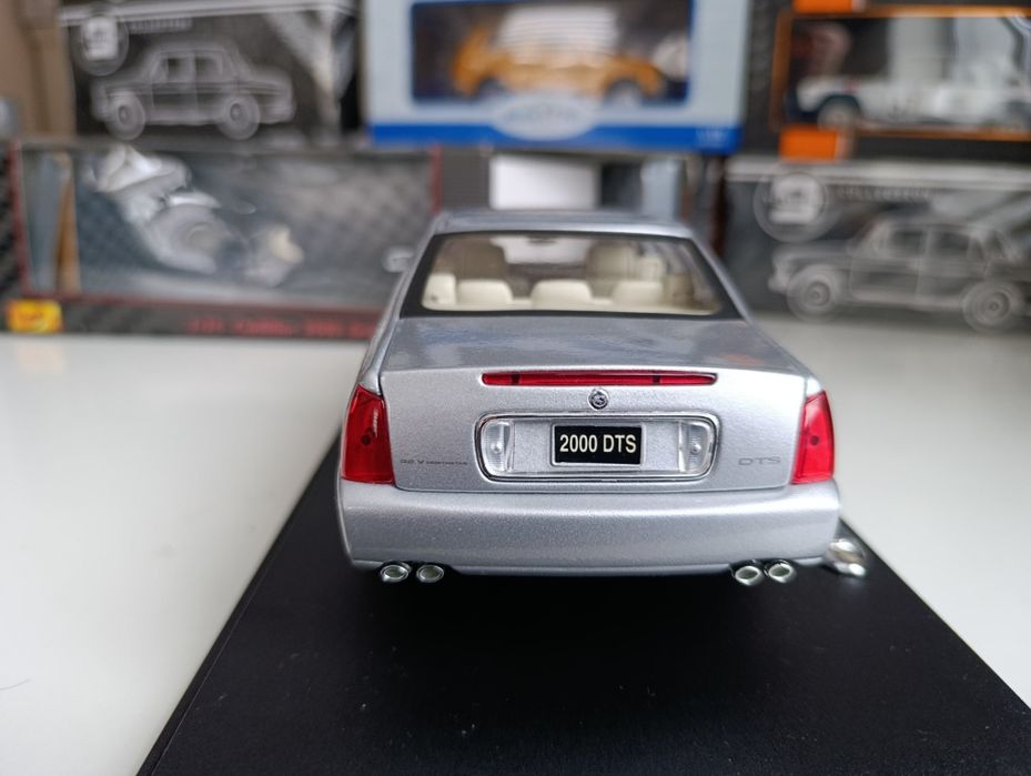 Модель 1.18 Cadillac Deville DTS 2000