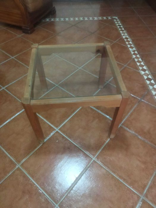 Mesa de café, com tampo em vidro