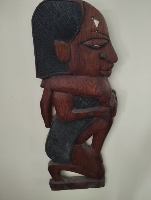 Estatueta de madeira