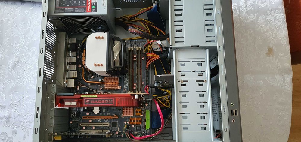 Komputer z Intel Core Quad 8GB DDR2 Radeon 320GB