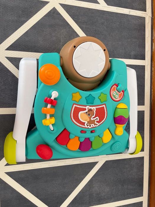 Andador e mesa de atividades