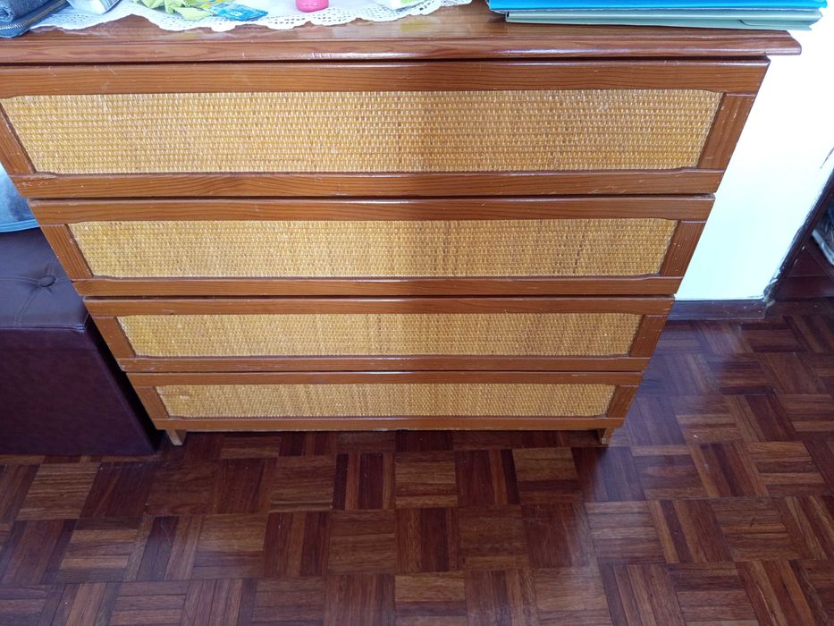 “Conjunto de quarto em madeira com aplicações em palhinha entrançada