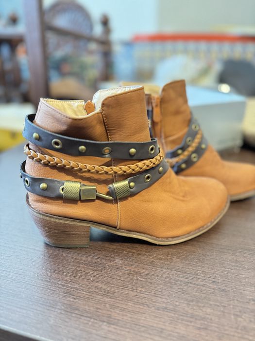 Botas castanhas salto alto 4 cm número 39