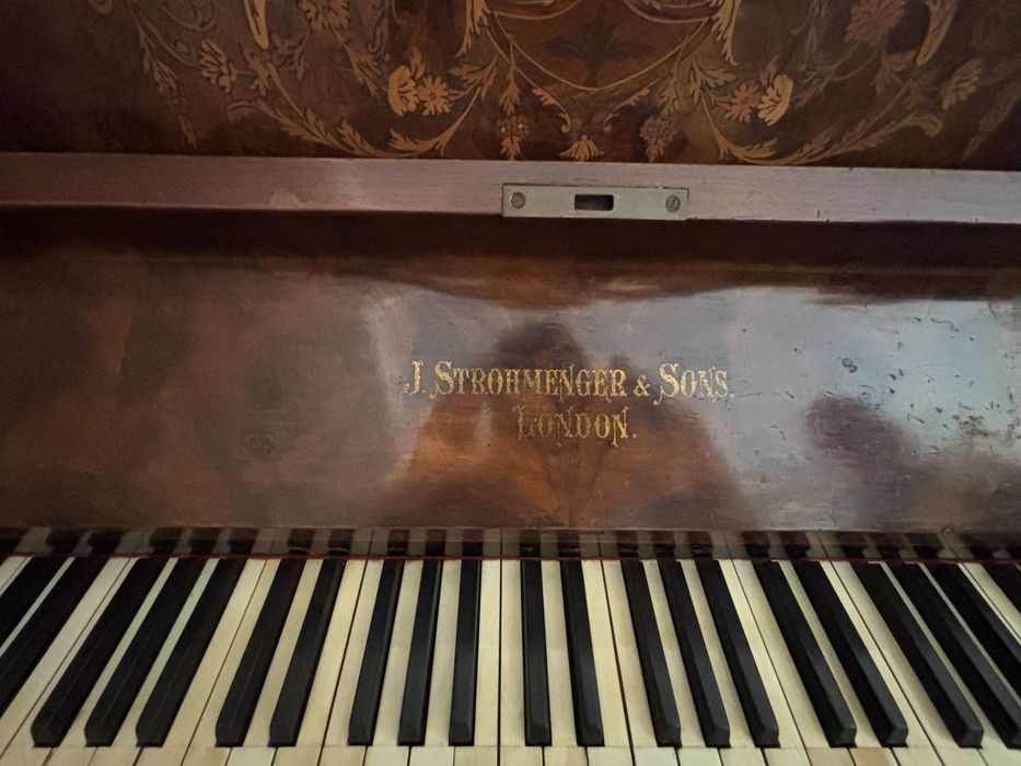 Piano J. Strohmenger & Sons, London