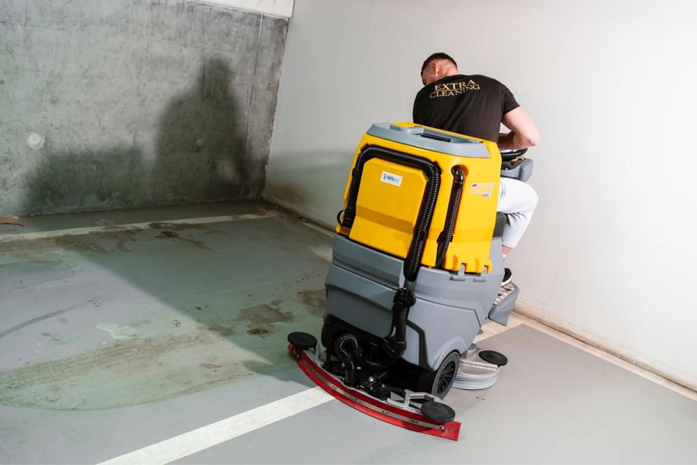 Wynajem maszyny szorująco-zbierającej Gribli R85