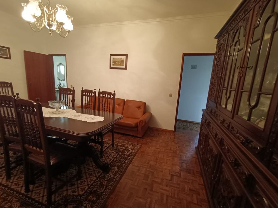 Mesa maciça com 8 cadeiras