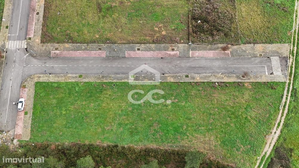 Lote de terreno destinado à construção de moradia, situado em uma loca