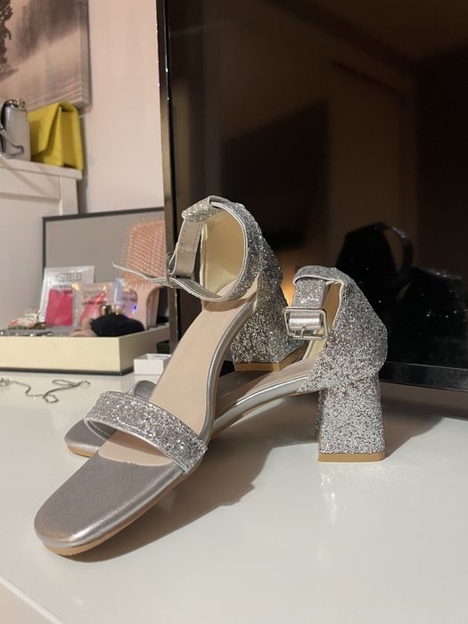 Sapatos de festa novos